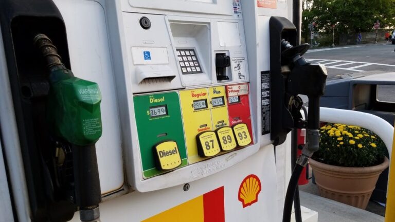 Illinois gas prices jump above $4 as weekly increases return - The State Journal-Register