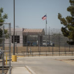 Centro de detención de ICE pagará 100,000 dólares en un acuerdo histórico en California - CalMatters