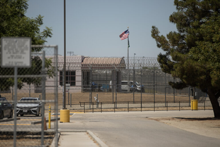 Centro de detención de ICE pagará 100,000 dólares en un acuerdo histórico en California - CalMatters