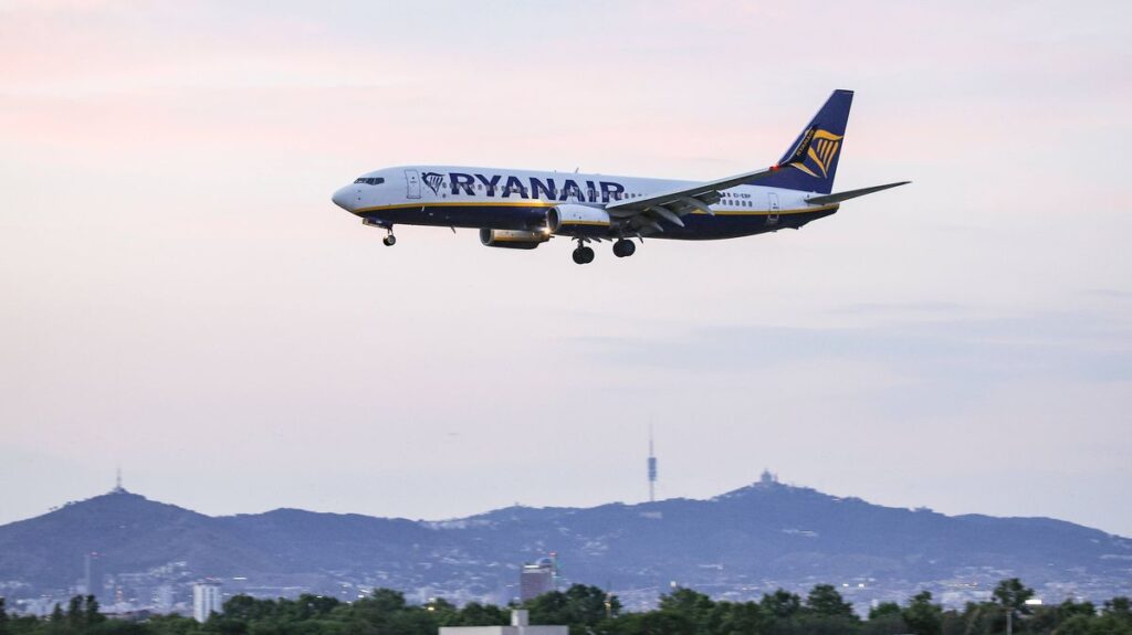 Mid-air nightmare as Ryanair cabin window breaks partially 'sucking man through window' - Manchester Evening News