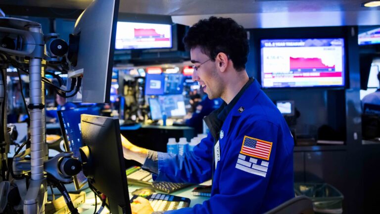 Dow futures rally 500 points as oil prices fall after U.S. and Iran pause attacks: Live updates - CNBC