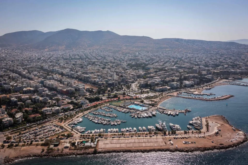 Teeth Bared in Greece's Bear-human Showdown - Asharq Al-Awsat English