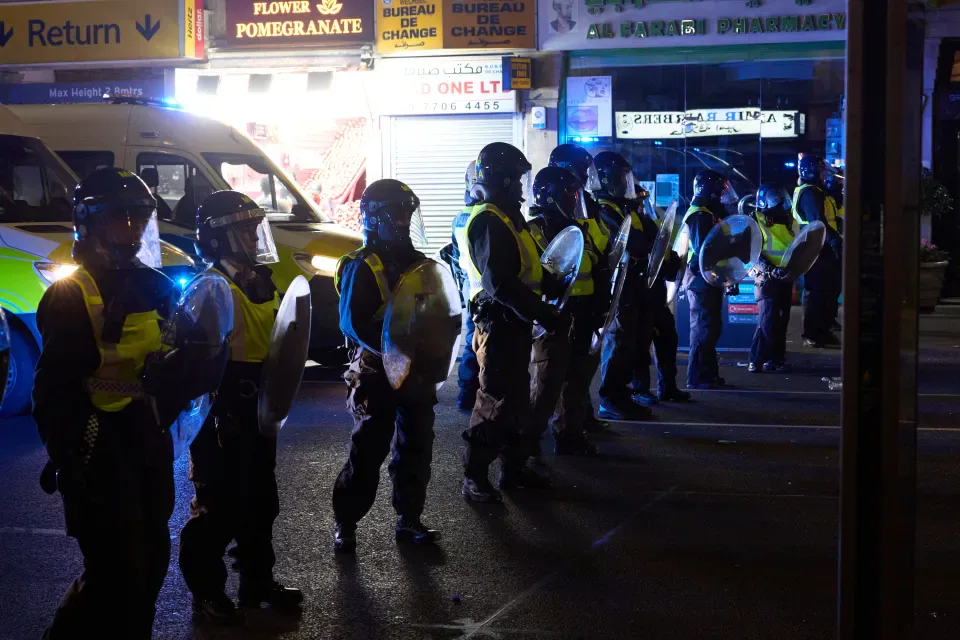 A police officer was injured during riots in London after France's victory over Morocco at the World Cup, while Paris celebrated peacefully - Українські Національні Новини (УНН)