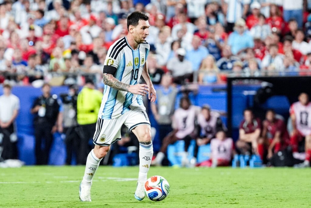 Lionel Messi Relies on Assists to Surpass Kylian Mbappé in the Race for the Golden Boot - beIN SPORTS