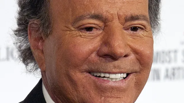 Julio Iglesias Sues Spain’s Deputy Prime Minister Yolanda Díaz for €50,000 - BGNES