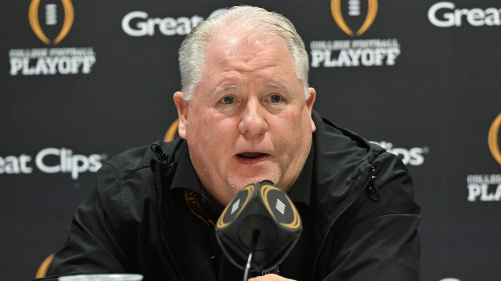 Chip Kelly Wears Hard Hat in Trending Photo amid Northwestern Stadium Construction - Bleacher Report