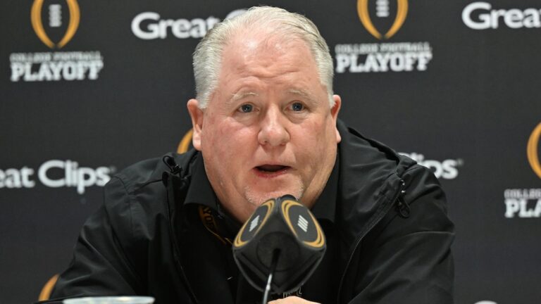 Chip Kelly Wears Hard Hat in Trending Photo amid Northwestern Stadium Construction - Bleacher Report