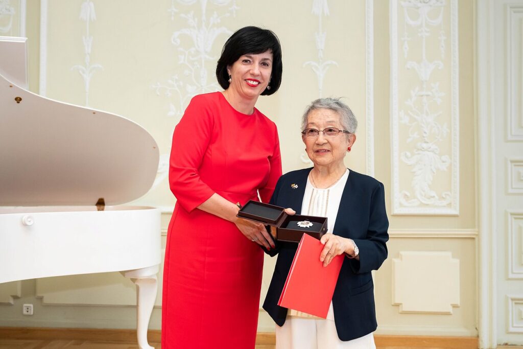 Japanese gallerist Sumiko Ando honoured by Lithuania's culture ministry - LRT