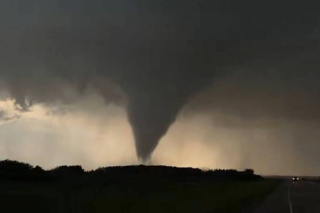 3 sent to hospital after tornado touches down near Alberta-Saskatchewan border - coastmountainnews.com