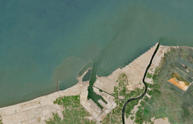 Egypt port attack raises threat to Suez Canal navigation - TRT World