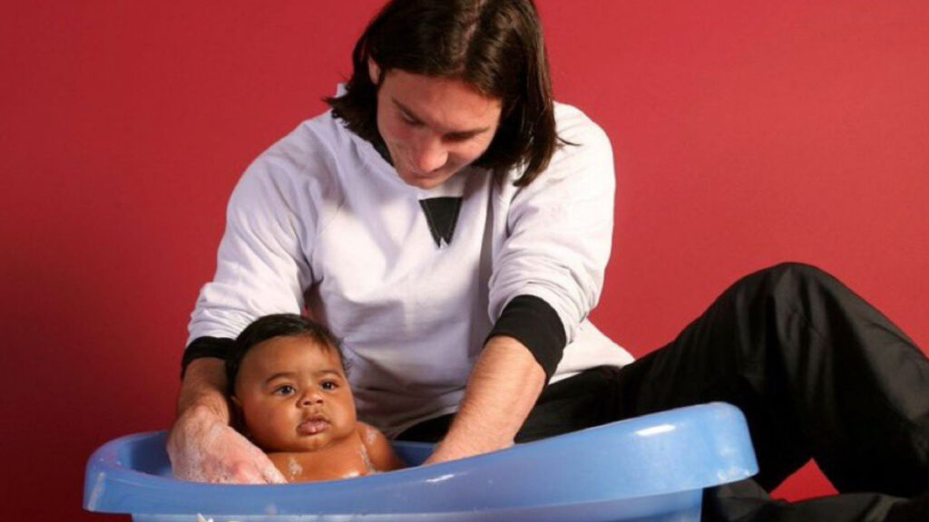 Is the photo of Lionel Messi bathing baby Lamine Yamal real? The story behind the viral image before the World Cup Final - MARCA