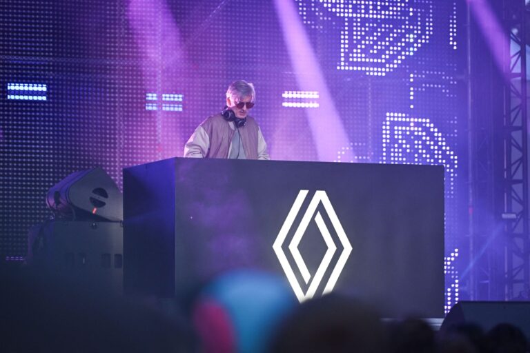 Kavinsky, French electronic music artist, was found dead at his home in Paris. Known for the hit 'Nightcall', he was 50 years old. - Informat.ro