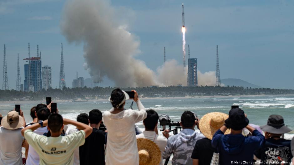 China's new rocket heats up space race, challenging SpaceX - DW.com