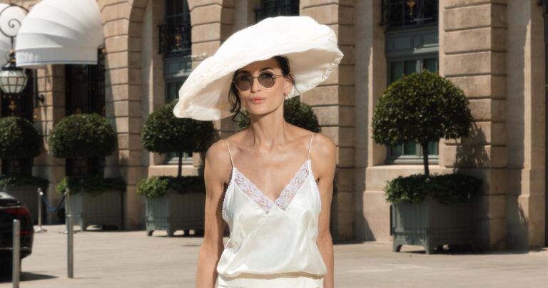 Please Welcome Demi Moore to the Humungous-Hat Club - The Cut