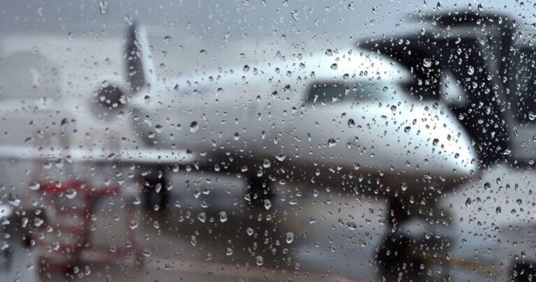 Thunderstorms cause ground delay for Denver International Airport - CBS News