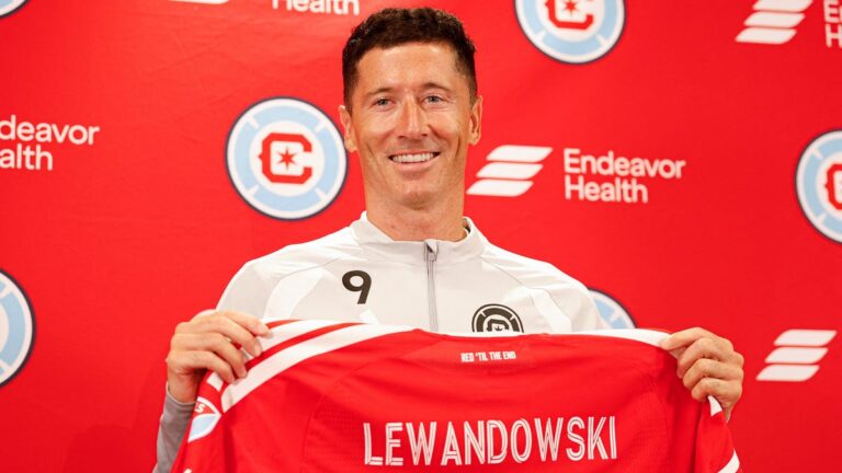 Chicago Fire postpone Robert Lewandowski's debut because of poor air quality - USA Today
