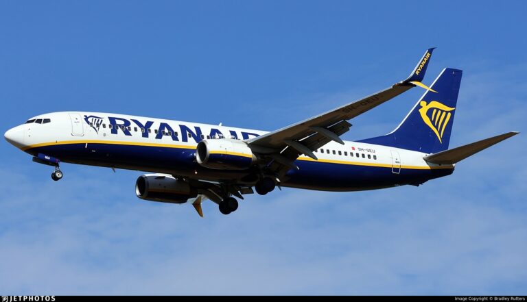 Passenger partially sucked out of Ryanair (Malta Air) 737 - Flightradar24