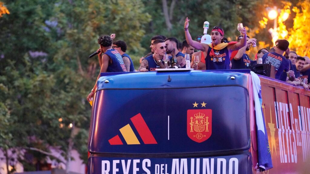 Ferran Torres wears ‘Make Spain Great Again’ hat to celebrate historic World Cup victory - Diario AS