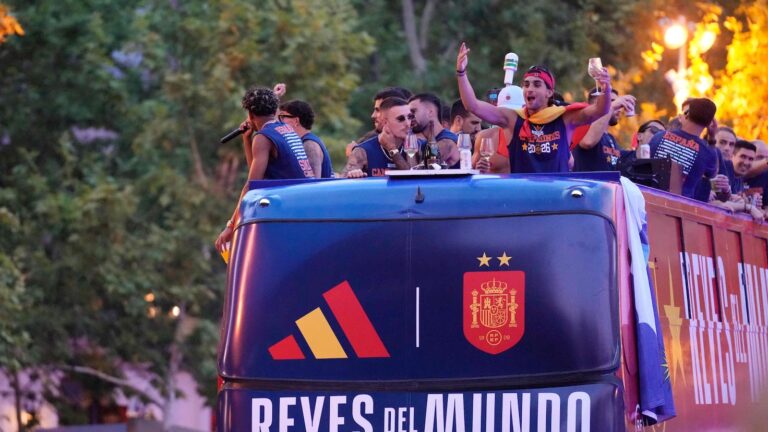 Ferran Torres wears ‘Make Spain Great Again’ hat to celebrate historic World Cup victory - Diario AS