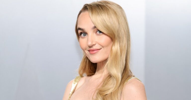 Chloe Fineman Announces ‘Saturday Night Live’ Exit After 7 Seasons: ‘Forever in Your Debt’ - Us Weekly