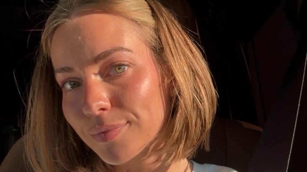 Influencer Emilie Kiser speaks out after toddler son seen on boat without life jacket - UNILAD