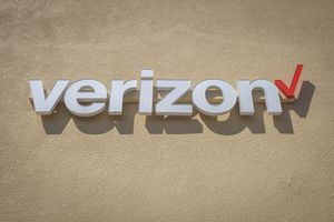 Verizon signs $1 billion dark fiber deal with Google for AI data centers - qz.com