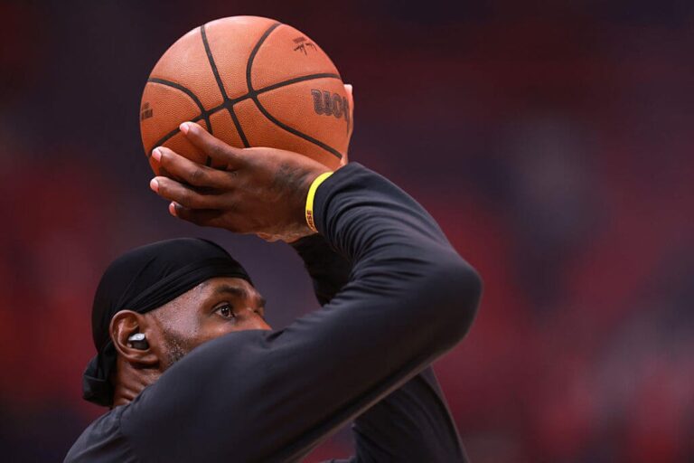 LeBron James has great options for his last go-round. Here’s a vote for … the Wolves - The New York Times