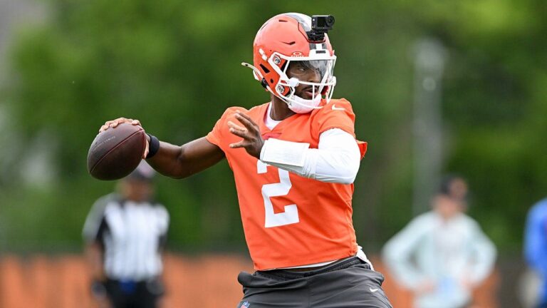 Joe Flacco went off on Shedeur Sanders for wearing a helmet visor last season: 'You look like an idiot' - Fox News