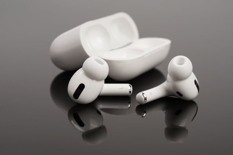 Apple Supplier Luxshare Falls 5% in Hong Kong Trading Debut after $3.1 Billion IPO - Benzinga