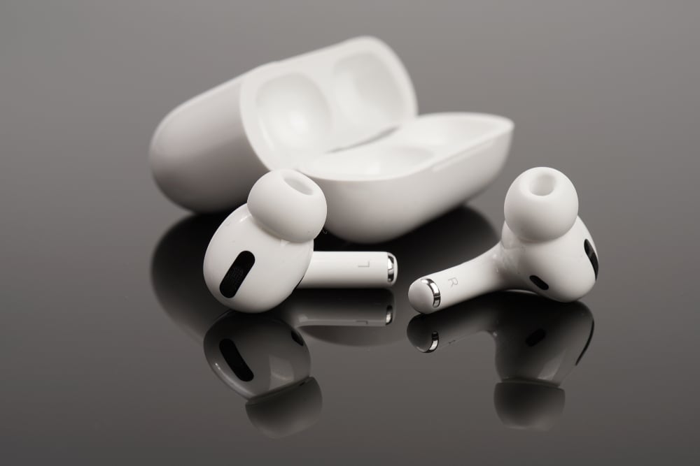 Apple Supplier Luxshare Falls 5% in Hong Kong Trading Debut after $3.1 Billion IPO - Benzinga