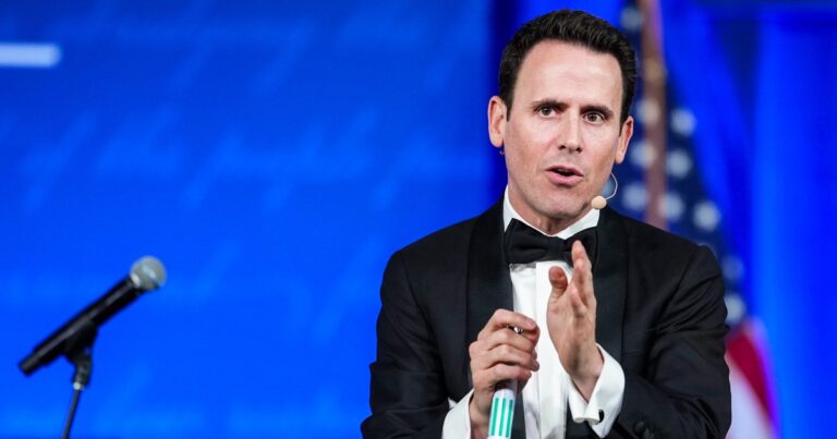 Oz the Mentalist performs trick with Acting Attorney General Todd Blanche - NBC News