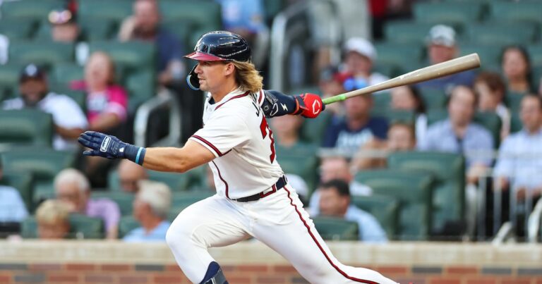 Jim Jarvis doubles in go-ahead run in six-run 8th inning as Atlanta Braves hold on in 9th to edge San Diego Padres - TSN