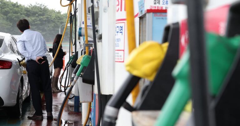 Gasoline, Diesel Prices Fall to 1,800 Won Range - 조선일보