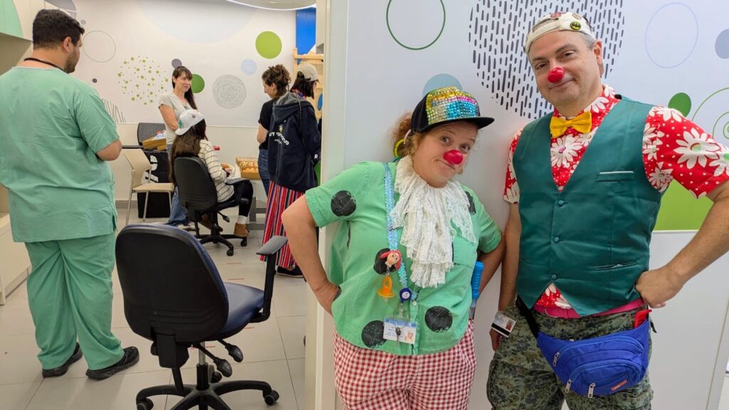 This clown eats bubbles, cracks jokes and helps Israeli children recover from trauma - Jewish Telegraphic Agency