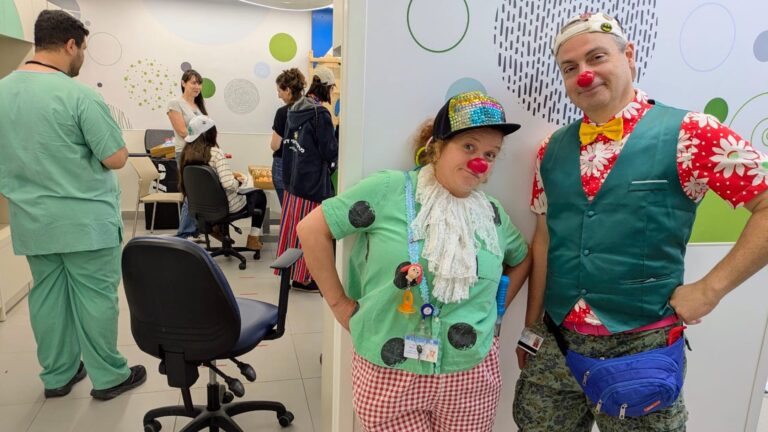 This clown eats bubbles, cracks jokes and helps Israeli children recover from trauma - Jewish Telegraphic Agency