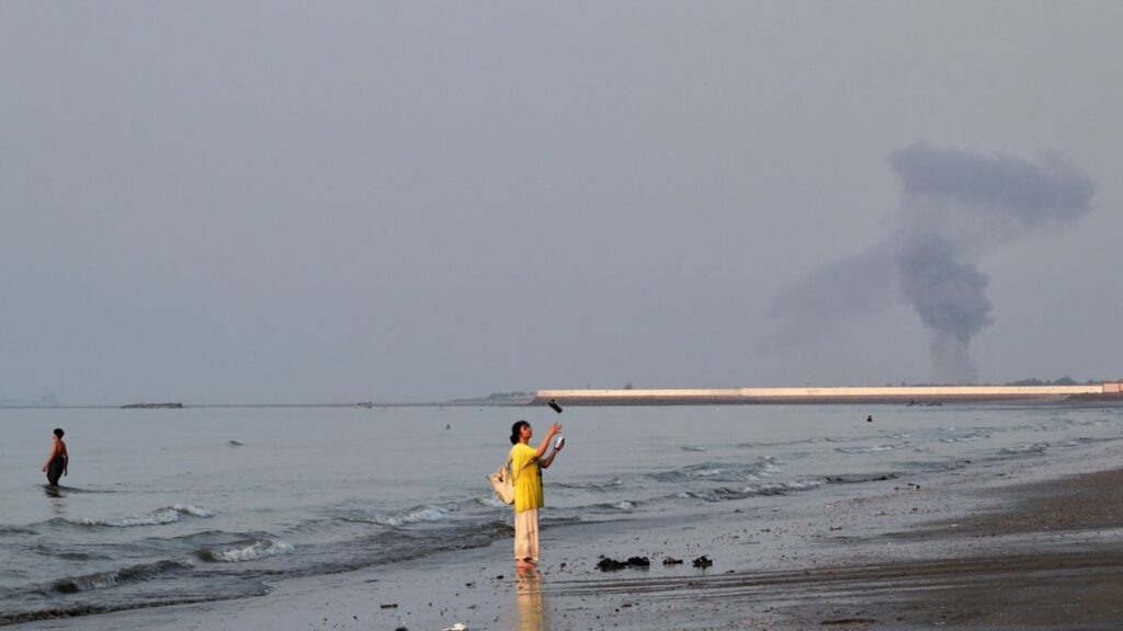 Iran retaliates after Trump reinstates Hormuz blockade, US launches new strikes - KSNV