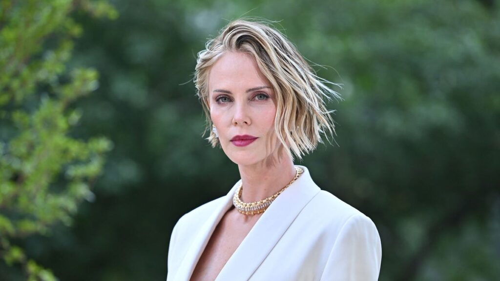 Charlize Theron takes daughter to one of Hollywood's biggest red carpets [PHOTOS] - HOLA