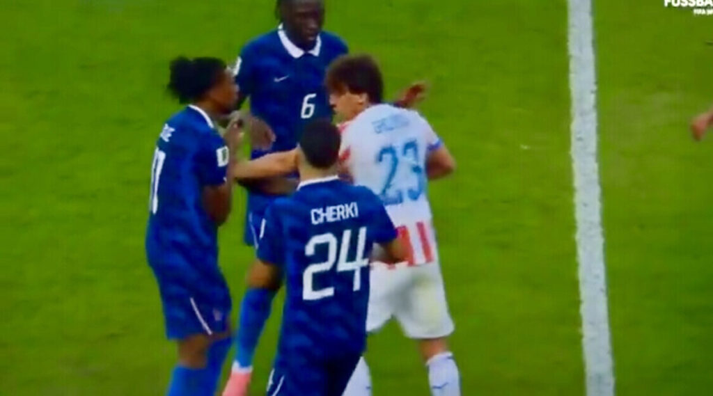 كأس العالم – يطالب الاتحاد الفرنسي لكرة القدم (FFF) الاتحاد الدولي لكرة القدم (FIFA) بإلغاء البطاقة الصفراء التي تلقاها مايكل أوليس قبل مباراة فرنسا والمغرب - ENTREVUE.FR