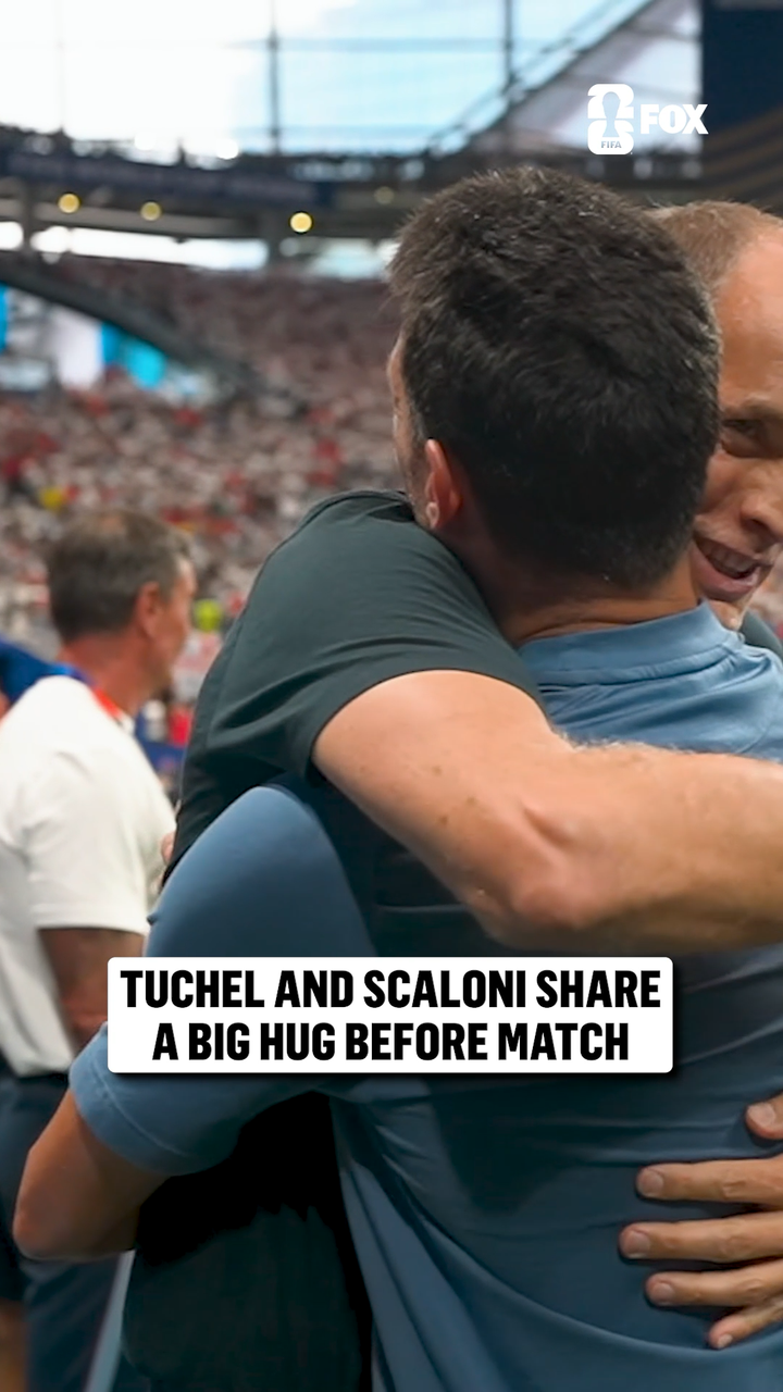 A friendly embrace between the England and Argentina managers ahead of the Semifinal 🤝 - FOX Sports