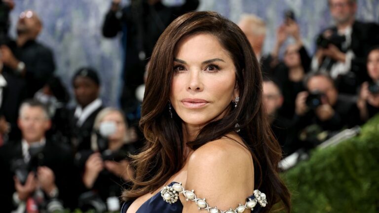 Lauren Sanchez Bezos shows her adventurous side in a white swimsuit while scuba diving in Fiji - HOLA