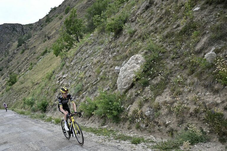 Sepp Kuss misses out on stage victory after crashing twice on descent while leading into stage 20 finale at Tour de France - Cyclingnews