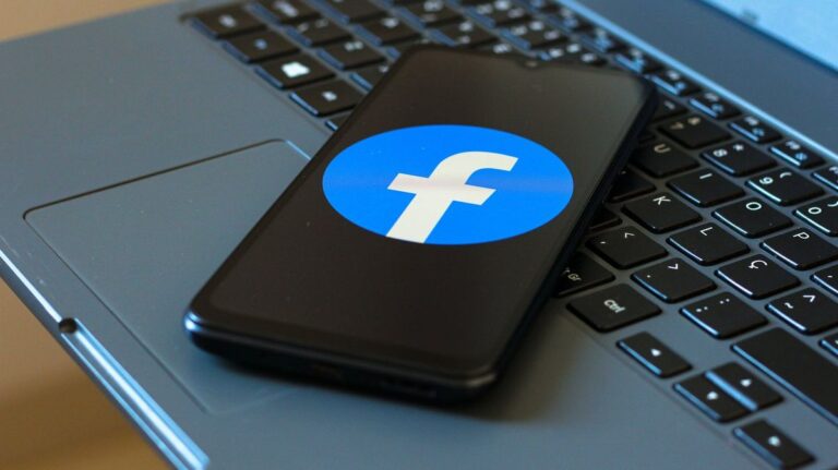 Facebook down for users worldwide as accounts given same message - LADbible