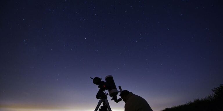 2 meteor showers expected to peak this week, but a bright moon will steal the show - FOX Weather
