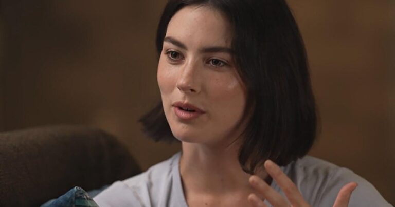 Gracie Abrams: Now center stage - CBS News