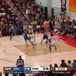Lester Quinones with the 2 Pt - Yahoo Sports