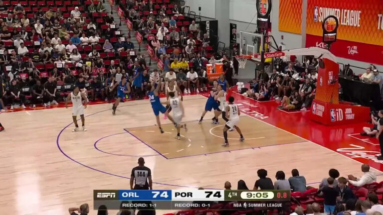 Lester Quinones with the 2 Pt - Yahoo Sports