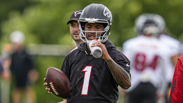 Tua Tagovailoa put in the same boat as Patrick Mahomes for major NFL honor - Yardbarker