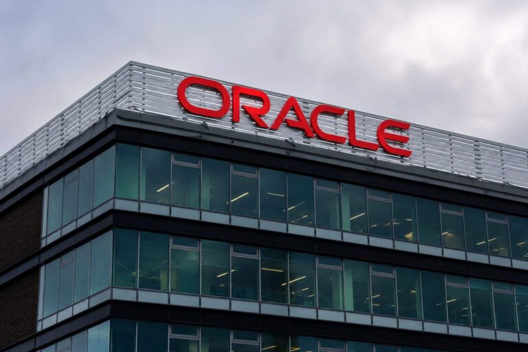 Oracle drops after $260 billion AI lease plan - TechStock²