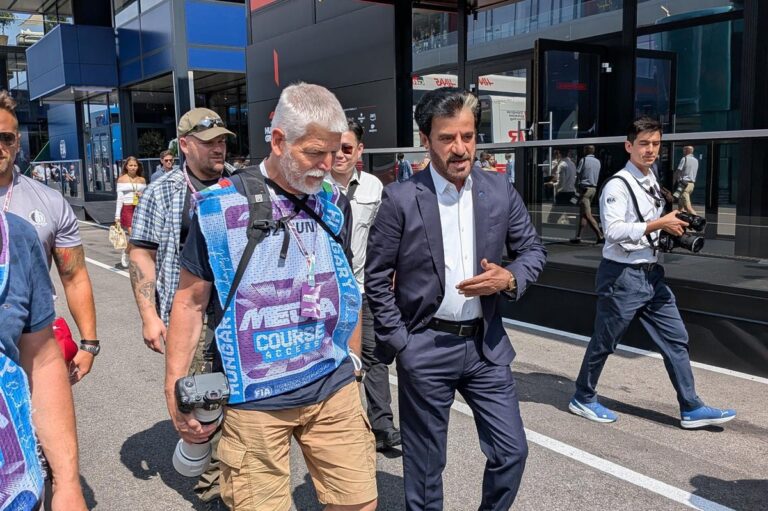 Czech Republic president attends Hungarian GP... as a photographer - Motorsport.com