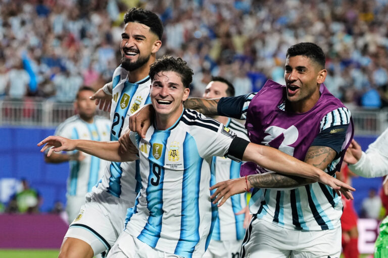 Argentina derrota a Suiza en tiempo extra y avanzó a semifinales - Dallas News